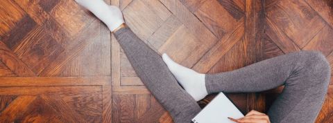 On veut des vêtements confortables pour aller au bureau Des jambes dans un legging gris