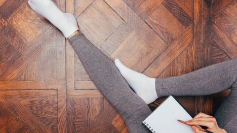 On veut des vêtements confortables pour aller au bureau Des jambes dans un legging gris
