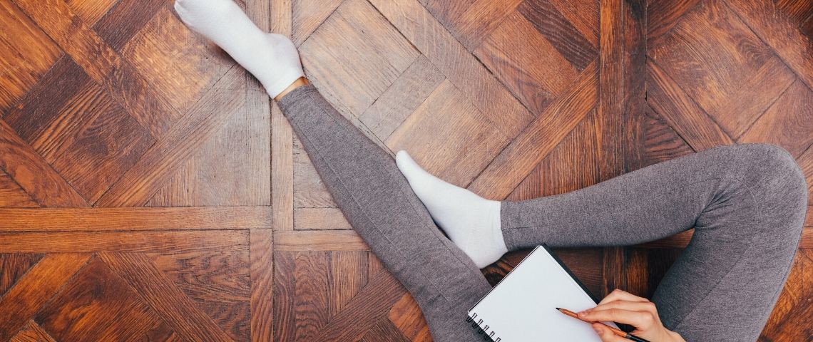 On veut des vêtements confortables pour aller au bureau Des jambes dans un legging gris
