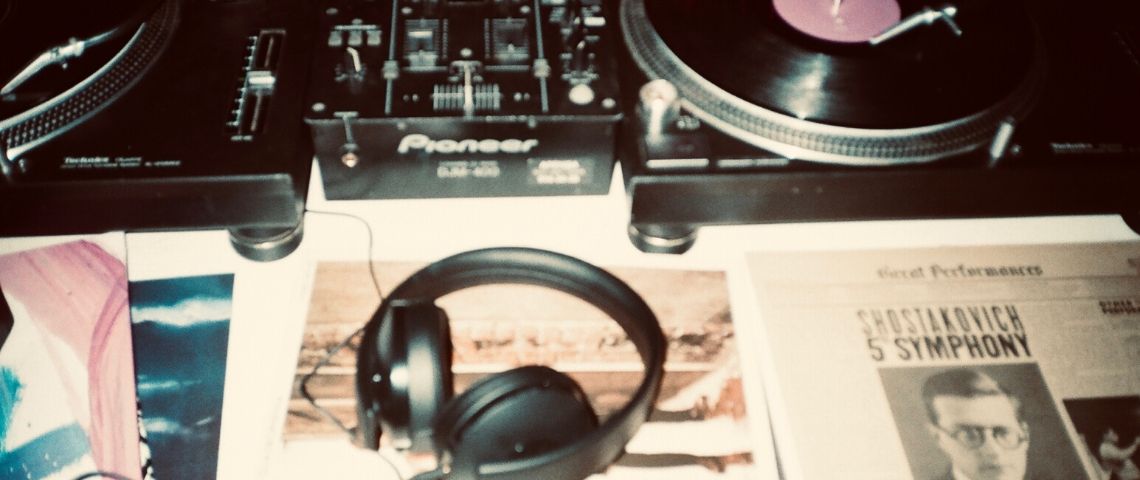 Le live streaming : vecteur d’innovation pour l’événementiel en temps de crise Un casque et une table de mixage