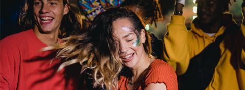 Le phénomène des lockdown parties envahit airbnb Des jeunes qui dansent