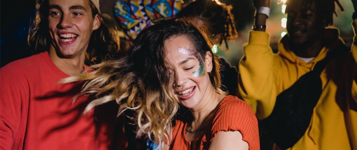 Le phénomène des lockdown parties envahit airbnb Des jeunes qui dansent