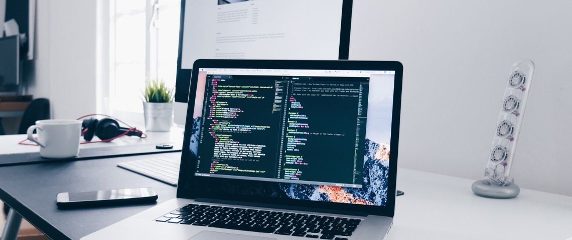 Comment assurer la maintenance de son site web ? Une page de code sur un ordi