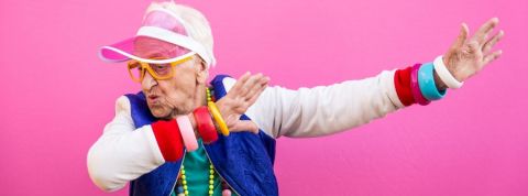 Les communautés les plus étonnantes de TikTok Une grand-mère qui danse sur un fond rose