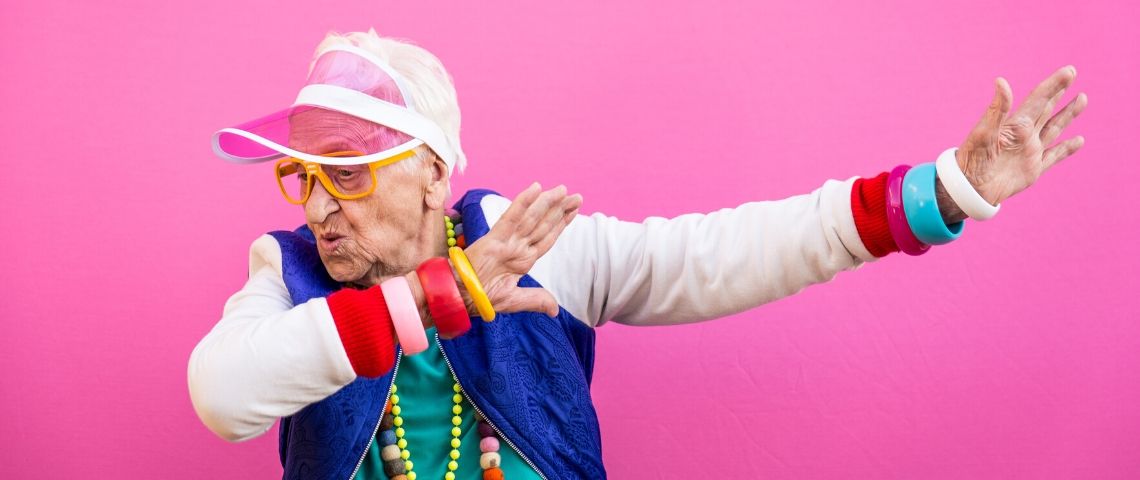 Les communautés les plus étonnantes de TikTok Une grand-mère qui danse sur un fond rose