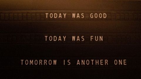 Une pancarte qui parle d'aujourd'hui et demain