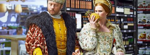 Moralscore propose des alternatives de consommation en fonction de nos valeurs Un couple royal en train de faire les courses dans un supermarché