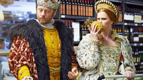 Un couple royal en train de faire les courses dans un supermarché