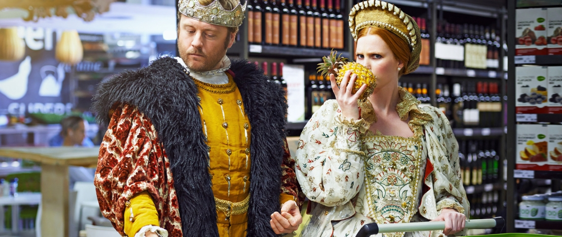 Moralscore propose des alternatives de consommation en fonction de nos valeurs Un couple royal en train de faire les courses dans un supermarché