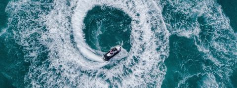 Comment les entreprises peuvent-elles mesurer leur impact sur l'océan ? Un bateau en train de faire des cercles dans la mer