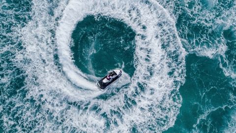 Un bateau en train de faire des cercles dans la mer