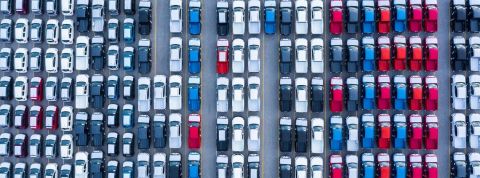 Comment l’épidémie de Covid-19 ébranle la filière automobile parking vue aerienne