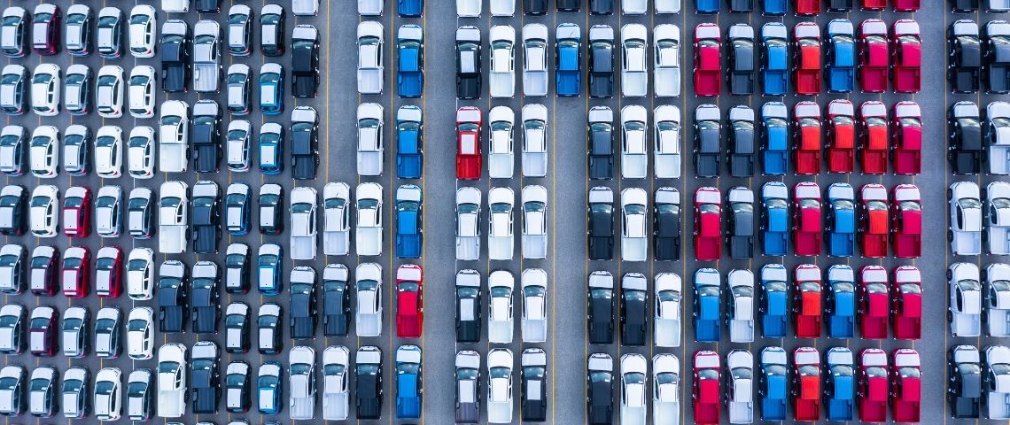 Comment l’épidémie de Covid-19 ébranle la filière automobile parking vue aerienne
