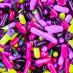 Tas de gélules colorées et à paillettes