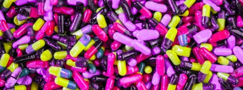 Pitch overdose : histoire d'une folie collective Tas de gélules colorées et à paillettes