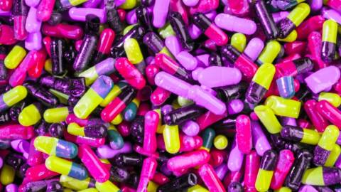 Tas de gélules colorées et à paillettes