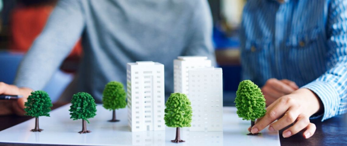 3 étapes pour faire fair grâce à la démarche Planet Centric Design Maquette d'immeubles et d'arbres