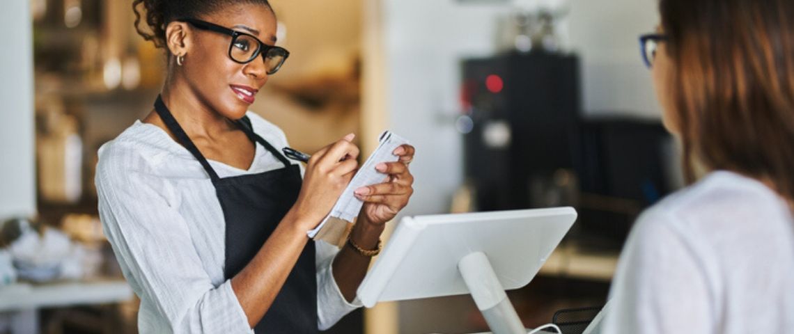 La performance économique et le ROI : nouvel enjeu des programmes de fidélité après la crise Une serveuse prenant la commande de sa cliente