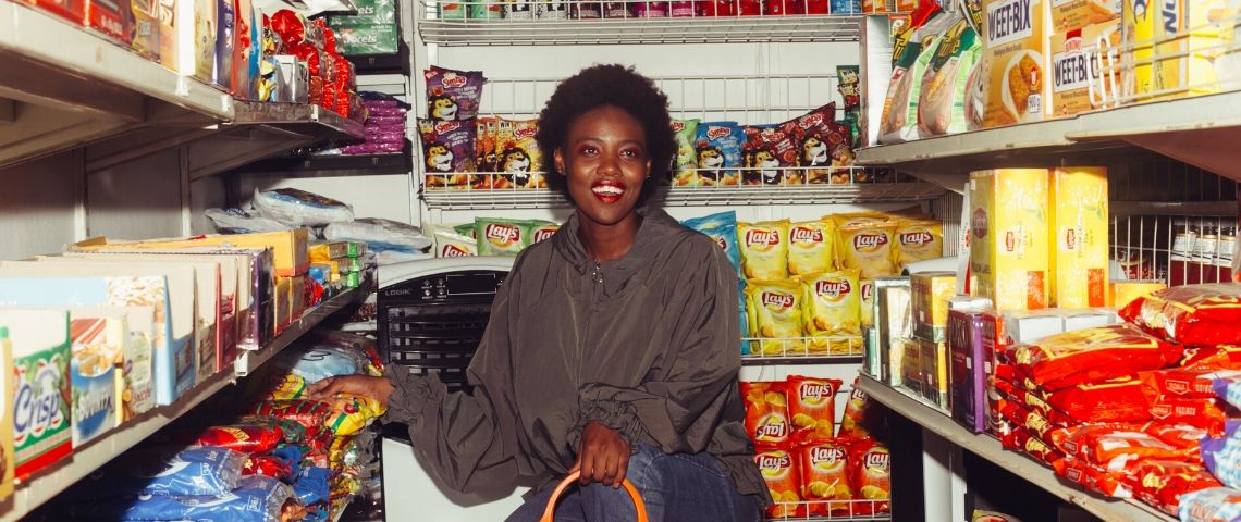 reprise-activite Une femme noire dans une épicerie