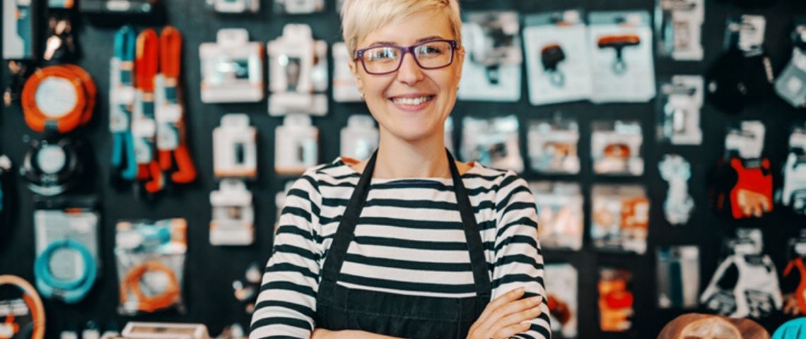4 idées pour faire revenir les clients en magasin après le confinement Une vendeuse dans un magasin de bricolage
