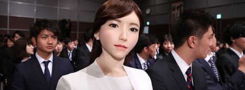 Une intelligence artificielle décroche le premier rôle d’un film de science-fiction un robot de femme dans une foule