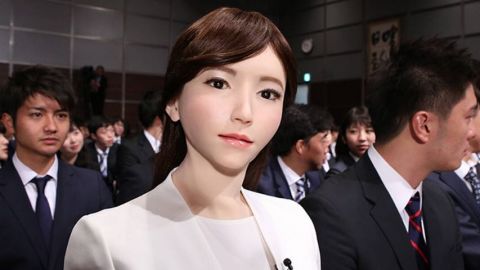 un robot de femme dans une foule