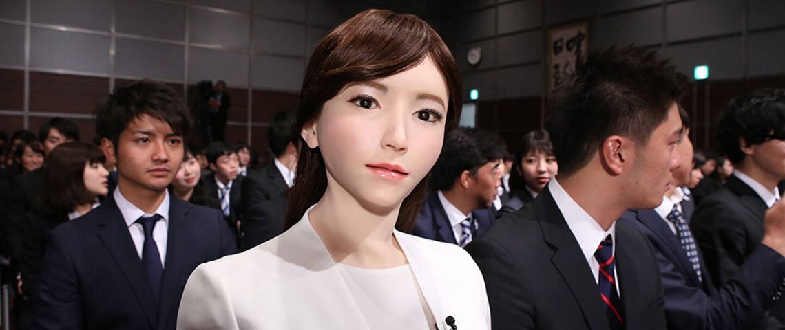 Une intelligence artificielle décroche le premier rôle d’un film de science-fiction un robot de femme dans une foule