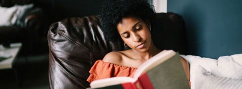 À la rencontre des sensitivity readers Une femme qui lit un livre