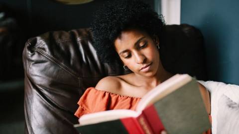 Une femme qui lit un livre