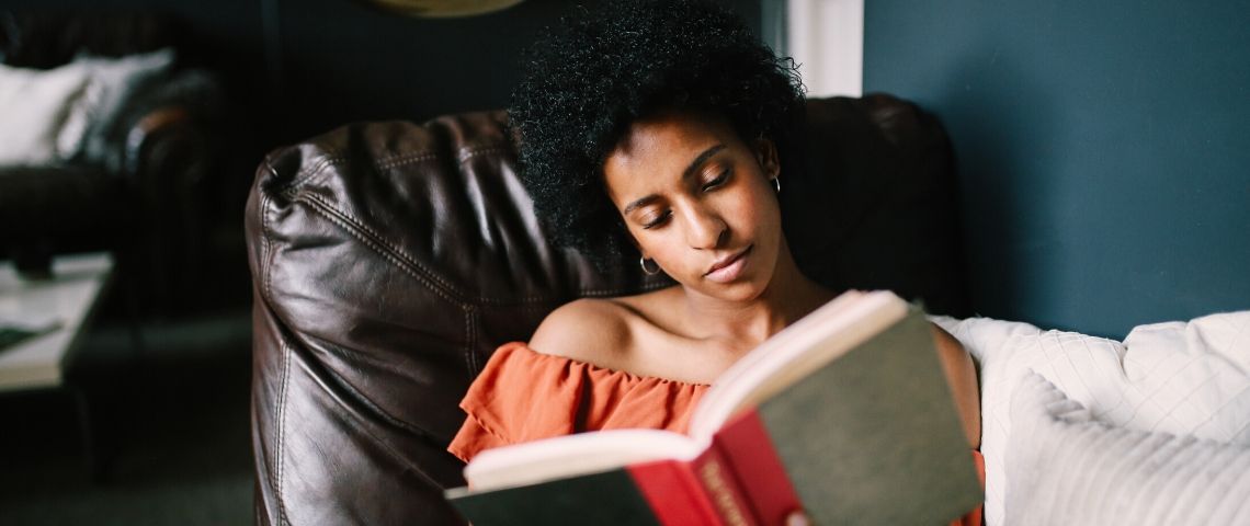 À la rencontre des sensitivity readers Une femme qui lit un livre