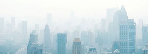 En Chine, la pollution retrouve son niveau pré-confinement La ville de Shanghai sous la pollution