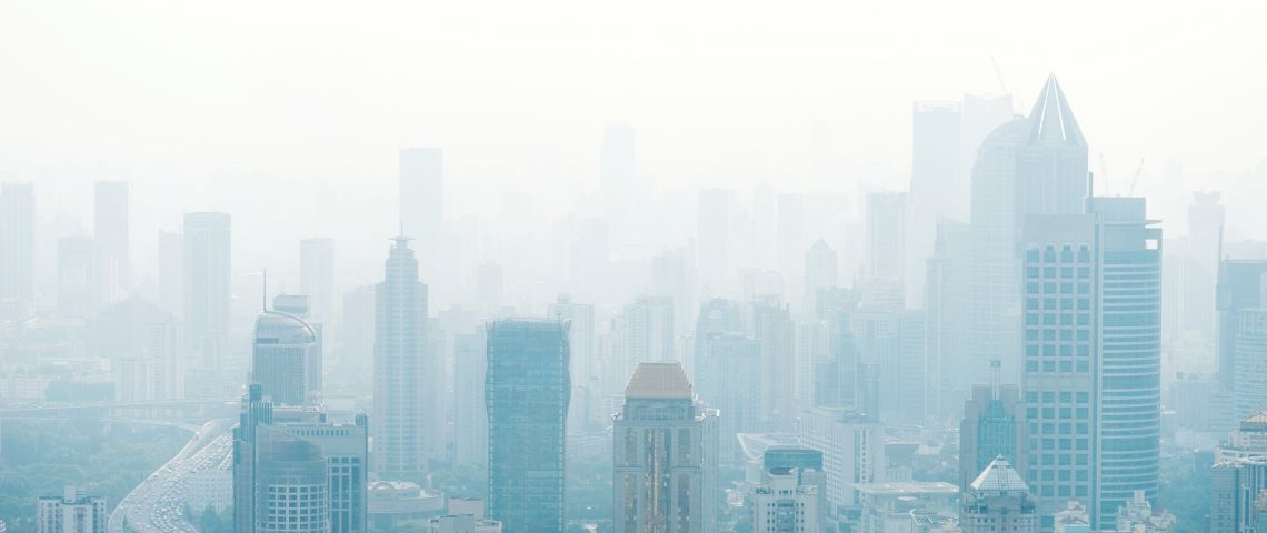 En Chine, la pollution retrouve son niveau pré-confinement La ville de Shanghai sous la pollution