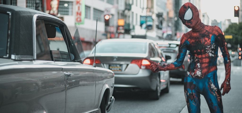 Pour Thomas Kolster, la raison d'être des marques est déjà dépassée Un homme déguisé en Spider Man en train de faire du stop
