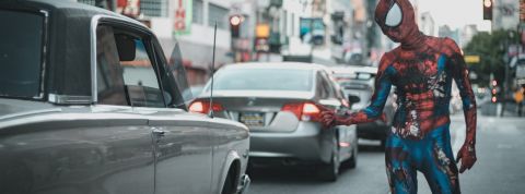 Pour Thomas Kolster, la raison d'être des marques est déjà dépassée Un homme déguisé en Spider Man en train de faire du stop