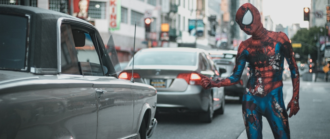 Pour Thomas Kolster, la raison d'être des marques est déjà dépassée Un homme déguisé en Spider Man en train de faire du stop