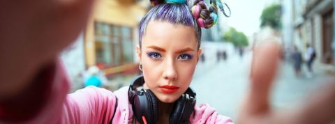 FYP, Ghost Kitchen, Antiwork... les mots du moment Une femme avec les cheveux colorés qui regarde la caméra