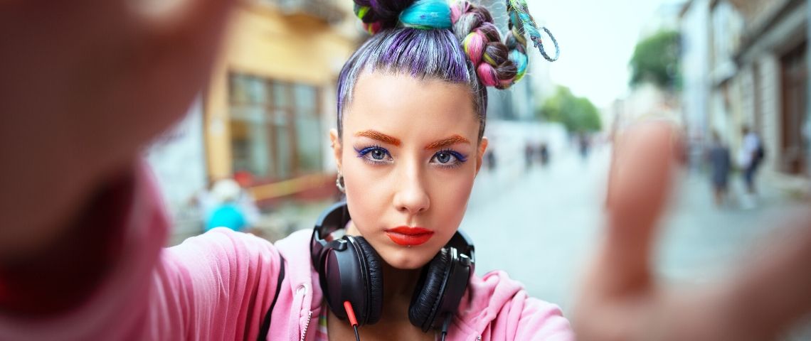 FYP, Ghost Kitchen, Antiwork... les mots du moment Une femme avec les cheveux colorés qui regarde la caméra