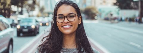 2044 : une plateforme pour laisser les jeunes construire demain Une jeune femme métisse portant des lunettes