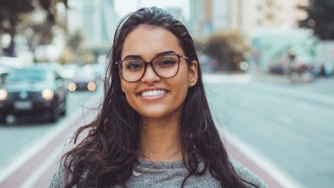 Une jeune femme métisse portant des lunettes