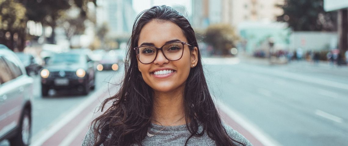 2044 : une plateforme pour laisser les jeunes construire demain Une jeune femme métisse portant des lunettes