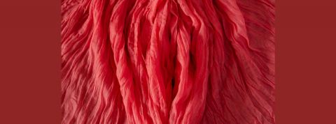 Pour en finir avec le tabou autour de la vulve Des draps rouges arrangés pour former une vulve