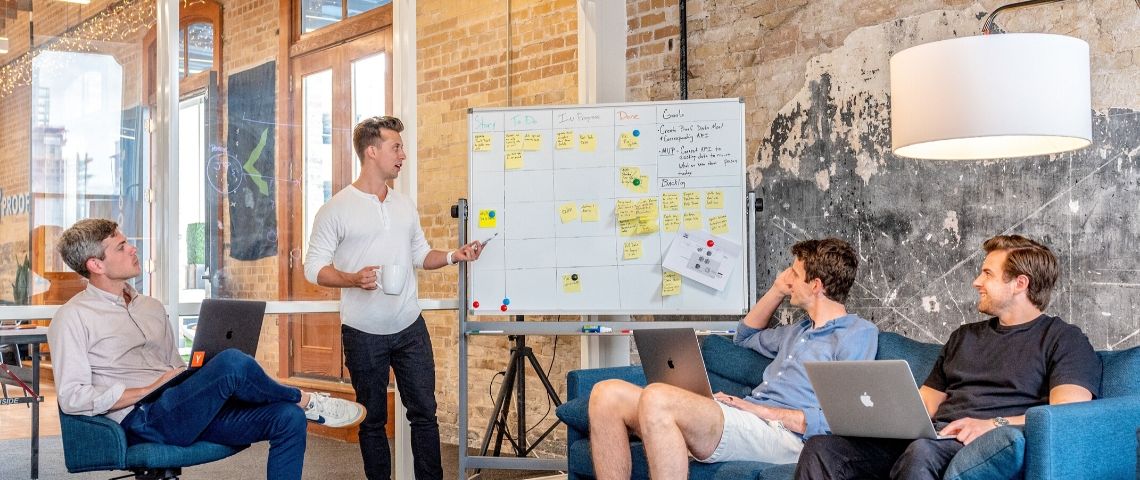 L’après COVID : 5 tendances à suivre pour une nouvelle expérience employé Des collaborateurs en réunion