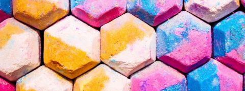 5 marques françaises de cosmétiques zéro déchet Des shampoings solides multicolores