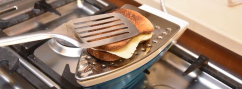 Le « Système D » est-il l’avenir de l’innovation ? croque-monsieur sur un fer à repasser