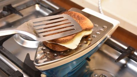 croque-monsieur sur un fer à repasser