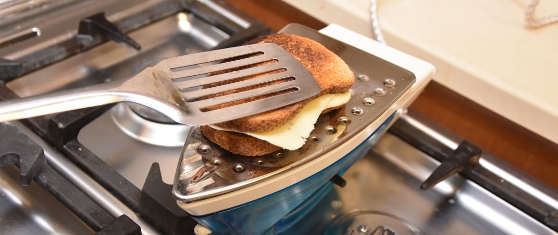 Le « Système D » est-il l’avenir de l’innovation ? croque-monsieur sur un fer à repasser