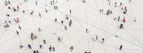 Les recherches Google peuvent prédire les foyers de l'épidémie avant les gouvernements Vue aérienne d'une foule