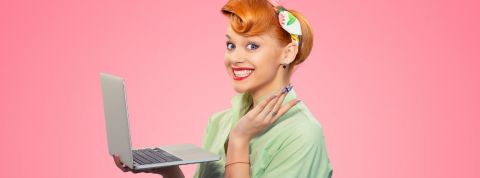 DoNotPay propose un abonnement pour lutter contre les spams Une femme devant son ordinateur