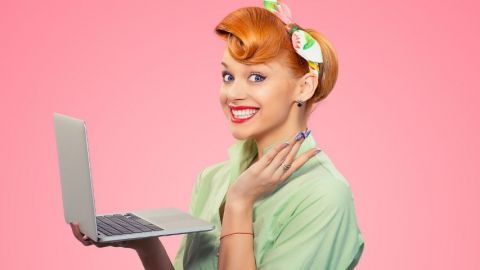 Une femme devant son ordinateur