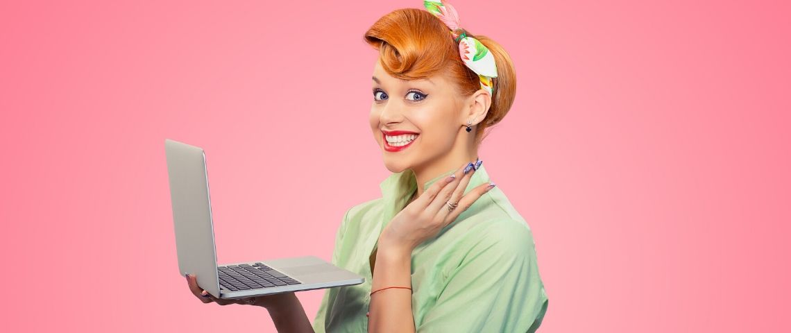 DoNotPay propose un abonnement pour lutter contre les spams Une femme devant son ordinateur